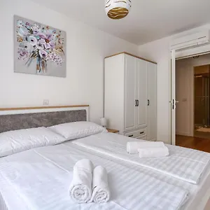 Luna With Free Parking Zadar